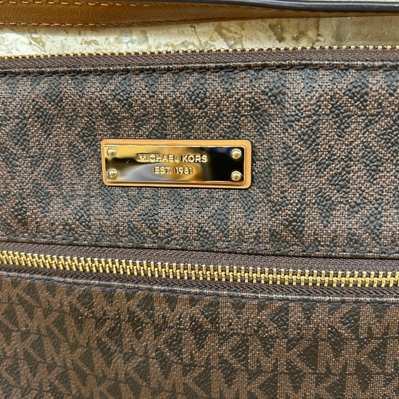 🛑 SOLD 🛑 Michael Kors crossbody, adjustable strap. EXCELLENT condition. - Picture 2 of 15
